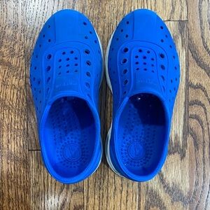 Native kids’ Robbie slip on sneakers, size 8. Excellent condition.